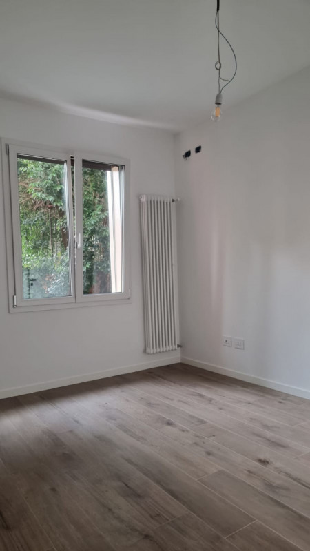 Nuovo appartamento in pronta consegna, 1° piano di una palazzina servita da ascensore. Superficie...