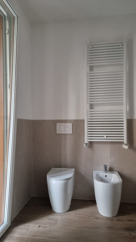 Nuovo appartamento in pronta consegna, 1° piano di una palazzina servita da ascensore. Superficie...