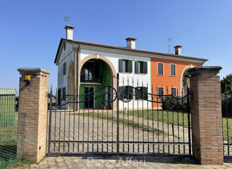 Porzione di villa bifamiliare con ampio giardino ubicata al di là del fiume Brenta ma a soli 5 mi...