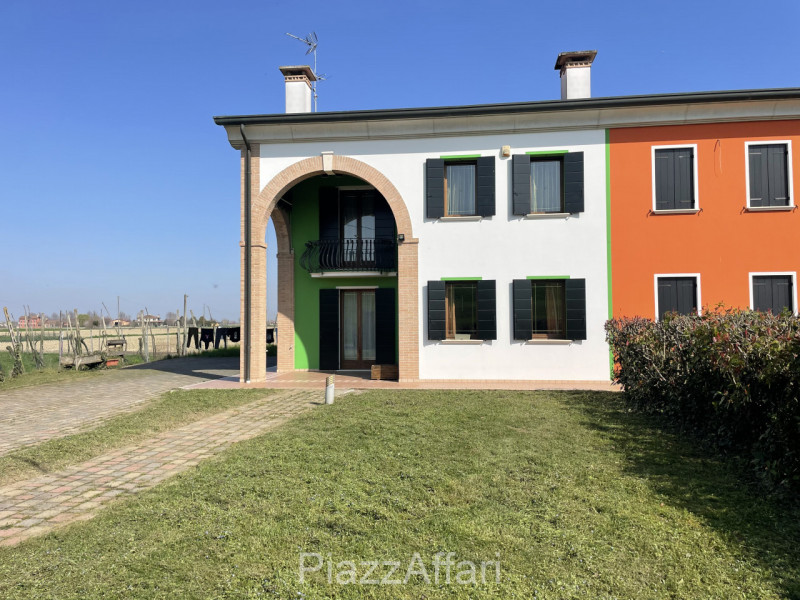 Porzione di villa bifamiliare con ampio giardino ubicata al di là del fiume Brenta ma a soli 5 mi...