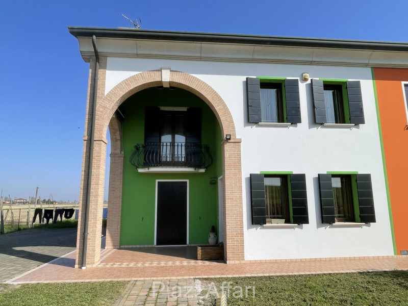 Porzione di villa bifamiliare con ampio giardino ubicata al di là del fiume Brenta ma a soli 5 mi...