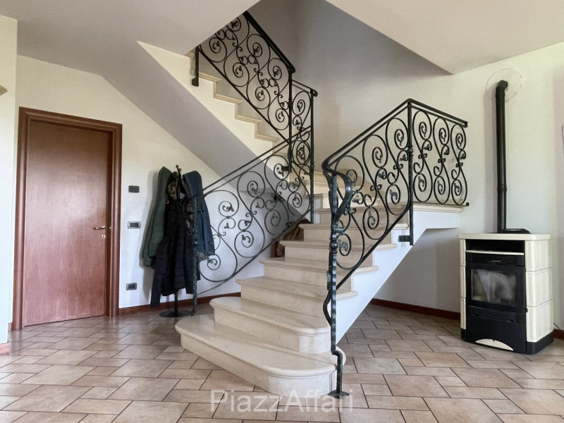 Porzione di villa bifamiliare con ampio giardino ubicata al di là del fiume Brenta ma a soli 5 mi...