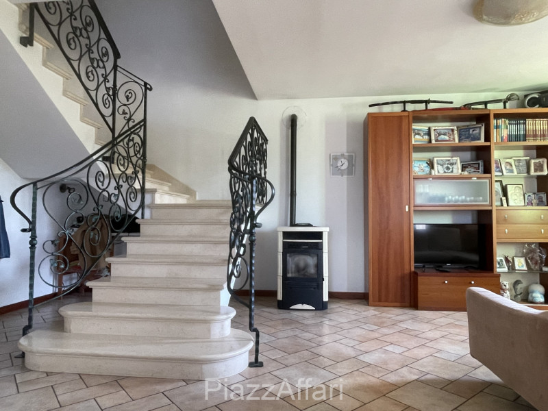 Porzione di villa bifamiliare con ampio giardino ubicata al di là del fiume Brenta ma a soli 5 mi...