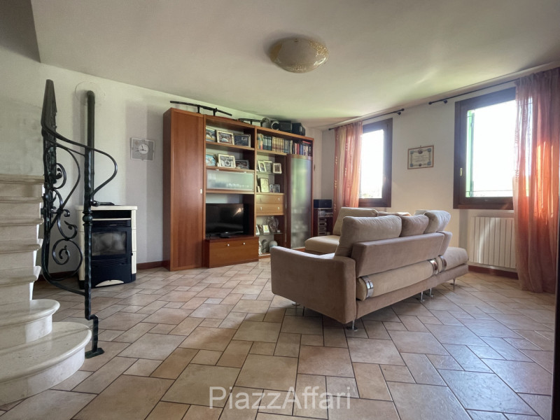 Porzione di villa bifamiliare con ampio giardino ubicata al di là del fiume Brenta ma a soli 5 mi...