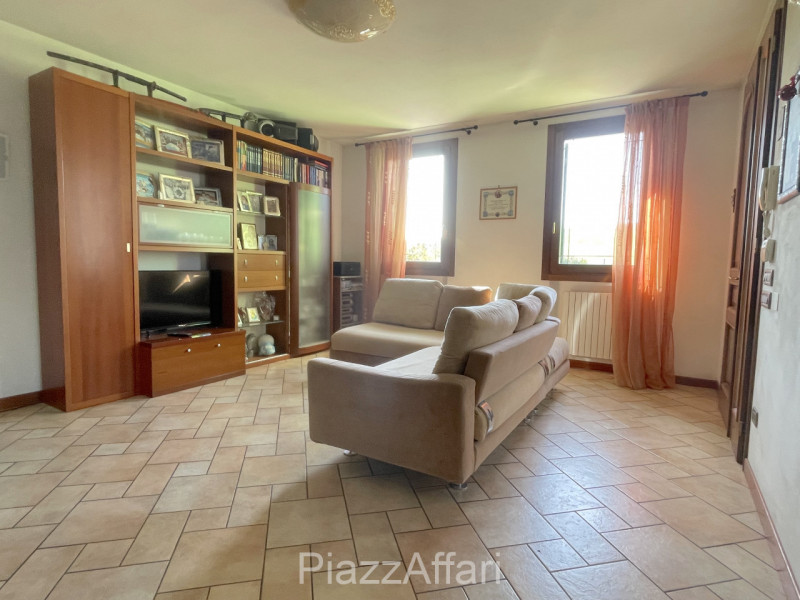 Porzione di villa bifamiliare con ampio giardino ubicata al di là del fiume Brenta ma a soli 5 mi...