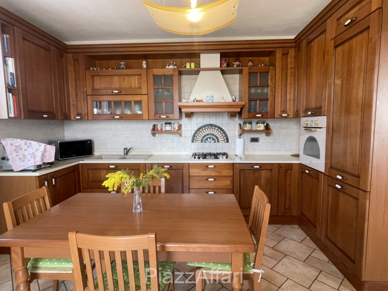 Porzione di villa bifamiliare con ampio giardino ubicata al di là del fiume Brenta ma a soli 5 mi...