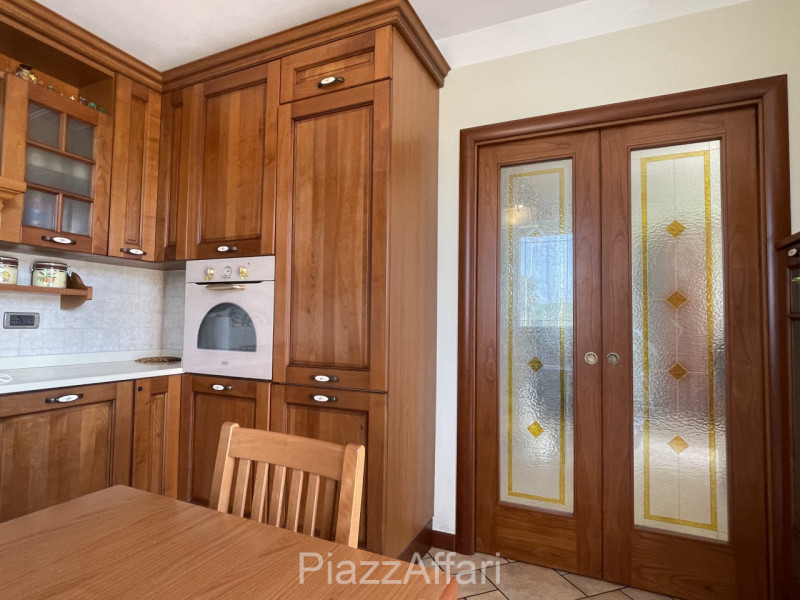 Porzione di villa bifamiliare con ampio giardino ubicata al di là del fiume Brenta ma a soli 5 mi...