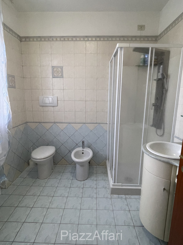 Porzione di villa bifamiliare con ampio giardino ubicata al di là del fiume Brenta ma a soli 5 mi...