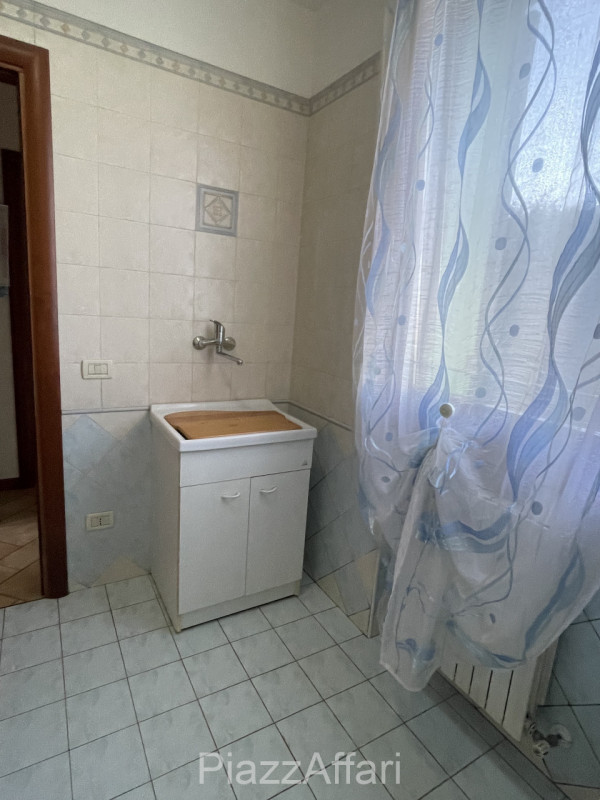 Porzione di villa bifamiliare con ampio giardino ubicata al di là del fiume Brenta ma a soli 5 mi...