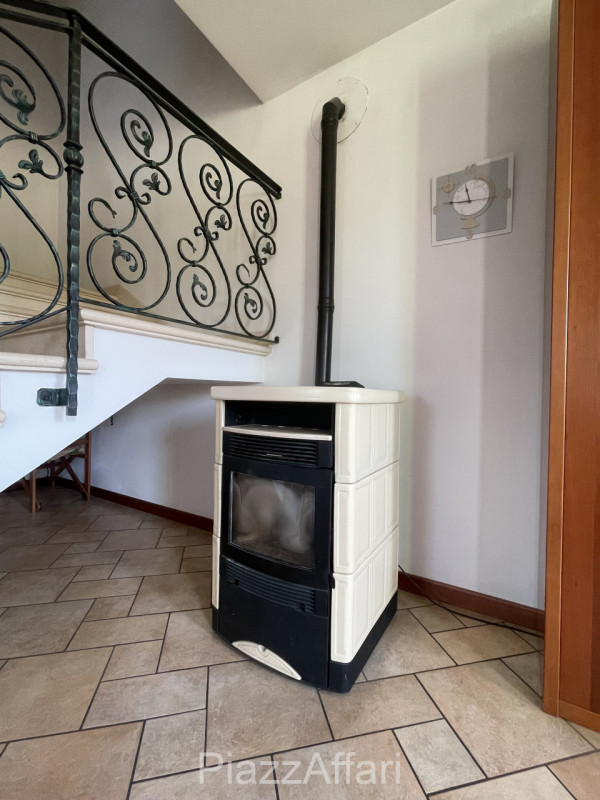 Porzione di villa bifamiliare con ampio giardino ubicata al di là del fiume Brenta ma a soli 5 mi...