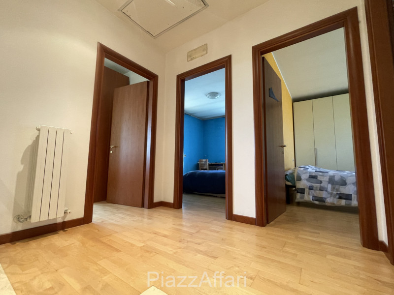 Porzione di villa bifamiliare con ampio giardino ubicata al di là del fiume Brenta ma a soli 5 mi...