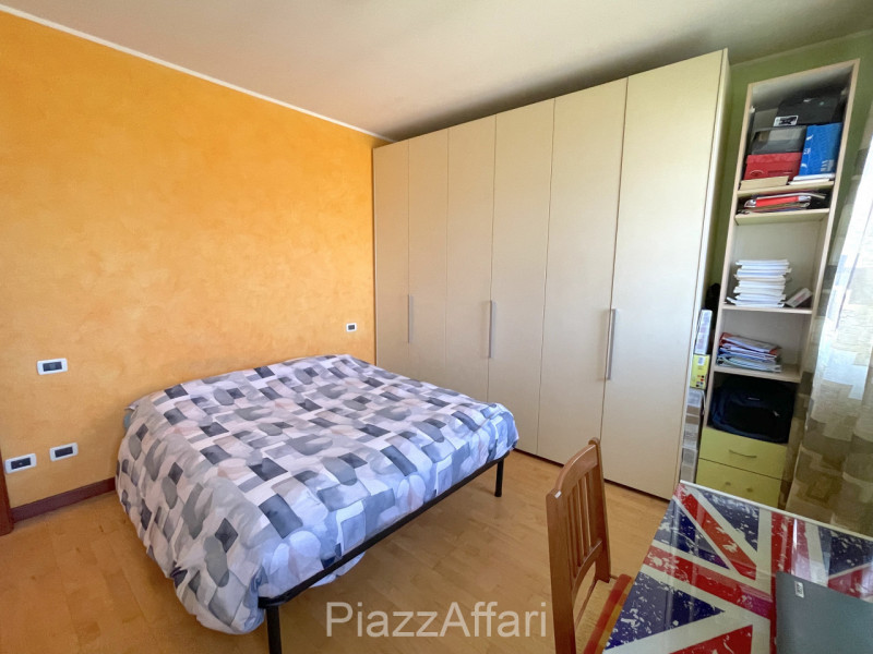 Porzione di villa bifamiliare con ampio giardino ubicata al di là del fiume Brenta ma a soli 5 mi...