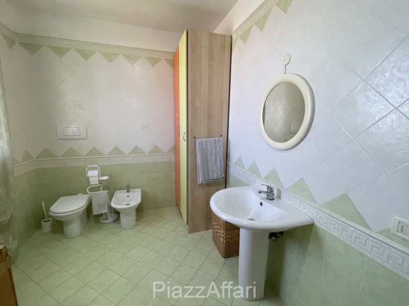 Porzione di villa bifamiliare con ampio giardino ubicata al di là del fiume Brenta ma a soli 5 mi...