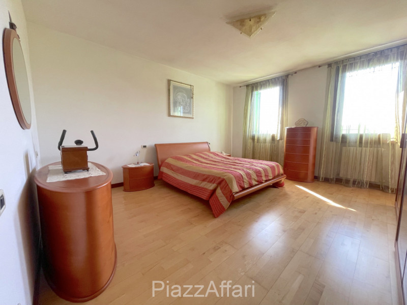 Porzione di villa bifamiliare con ampio giardino ubicata al di là del fiume Brenta ma a soli 5 mi...