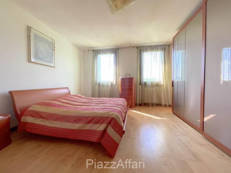 Porzione di villa bifamiliare con ampio giardino ubicata al di là del fiume Brenta ma a soli 5 mi...