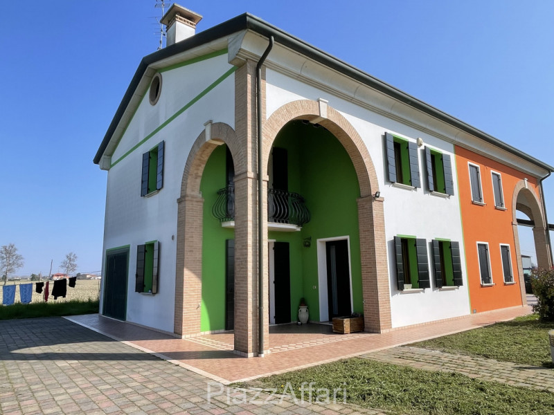Porzione di villa bifamiliare con ampio giardino ubicata al di là del fiume Brenta ma a soli 5 mi...