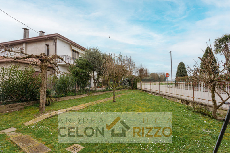 Se stai cercando una casa indipendente con spazi generosi e la possibilità di personalizzarla sec...