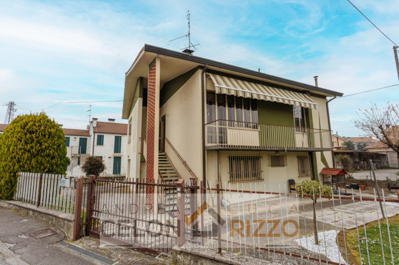 Se stai cercando una casa indipendente con spazi generosi e la possibilità di personalizzarla sec...