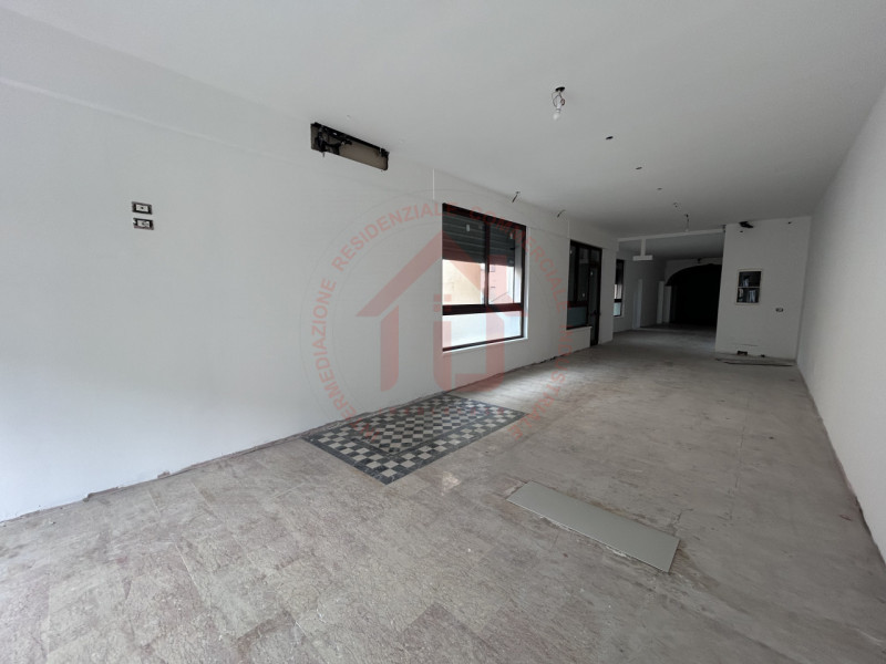 RIF: FR320 PADOVA - PONTE DI BRENTA Proponiamo in locazione locale commerciale al piano terra di ...