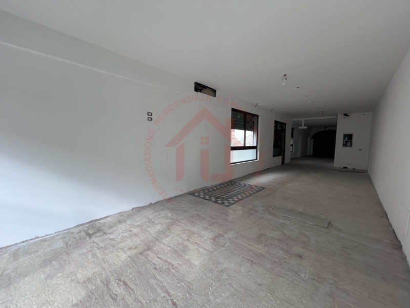 RIF: FR320 PADOVA - PONTE DI BRENTA Proponiamo in locazione locale commerciale al piano terra di ...