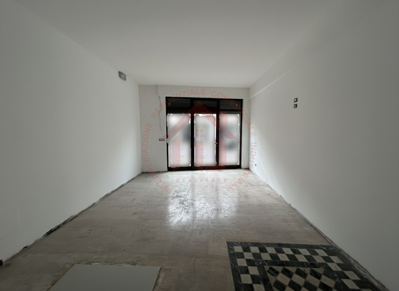 RIF: FR320 PADOVA - PONTE DI BRENTA Proponiamo in locazione locale commerciale al piano terra di ...