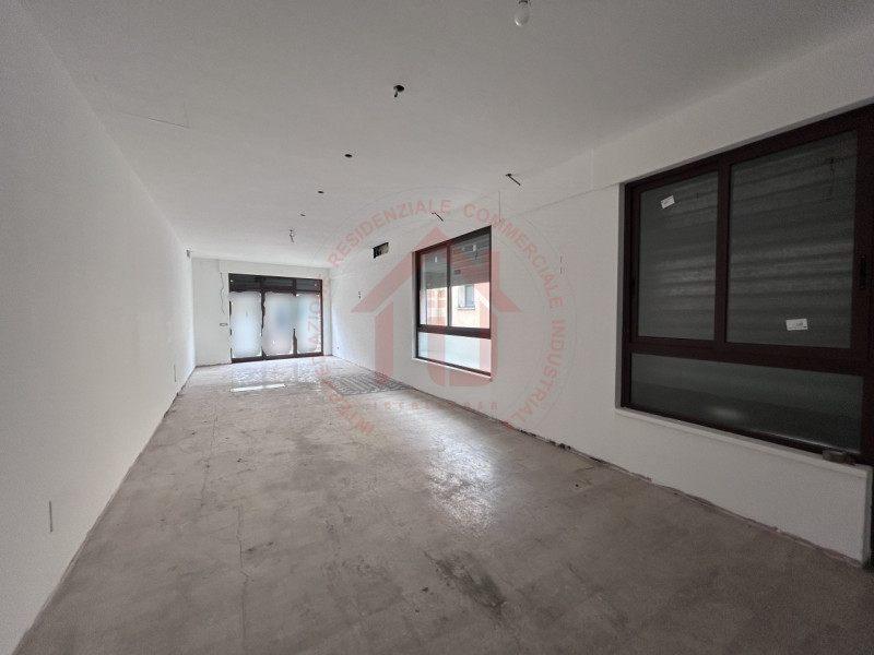 RIF: FR320 PADOVA - PONTE DI BRENTA Proponiamo in locazione locale commerciale al piano terra di ...