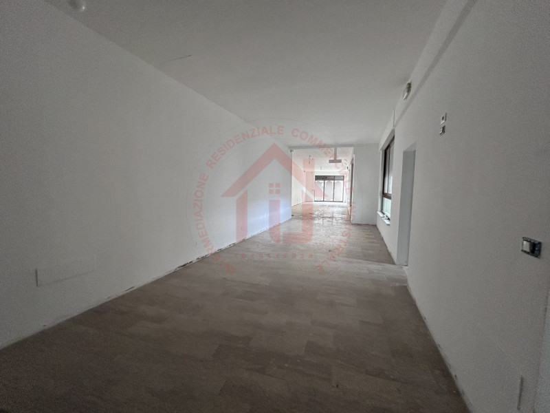 RIF: FR320 PADOVA - PONTE DI BRENTA Proponiamo in locazione locale commerciale al piano terra di ...