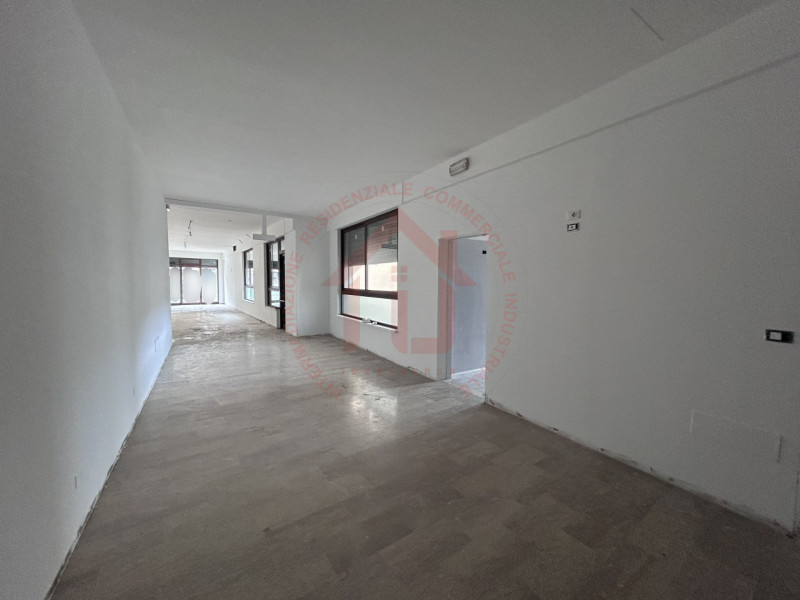 RIF: FR320 PADOVA - PONTE DI BRENTA Proponiamo in locazione locale commerciale al piano terra di ...
