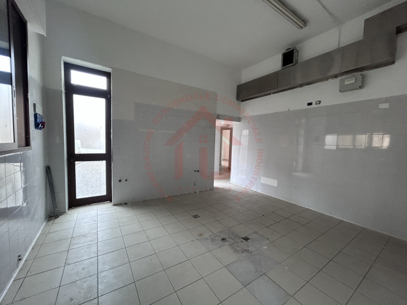 RIF: FR320 PADOVA - PONTE DI BRENTA Proponiamo in locazione locale commerciale al piano terra di ...