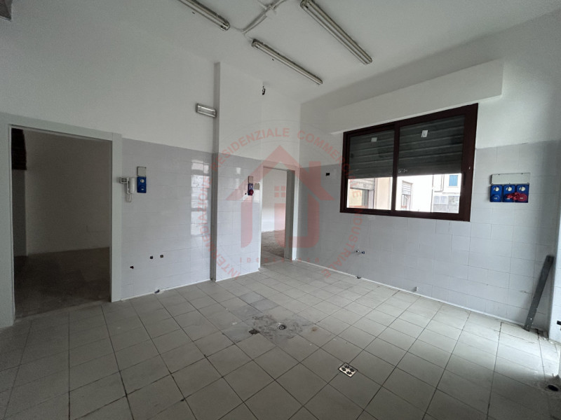 RIF: FR320 PADOVA - PONTE DI BRENTA Proponiamo in locazione locale commerciale al piano terra di ...