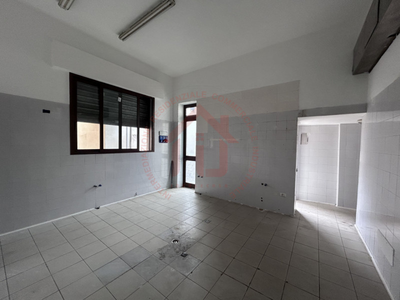 RIF: FR320 PADOVA - PONTE DI BRENTA Proponiamo in locazione locale commerciale al piano terra di ...