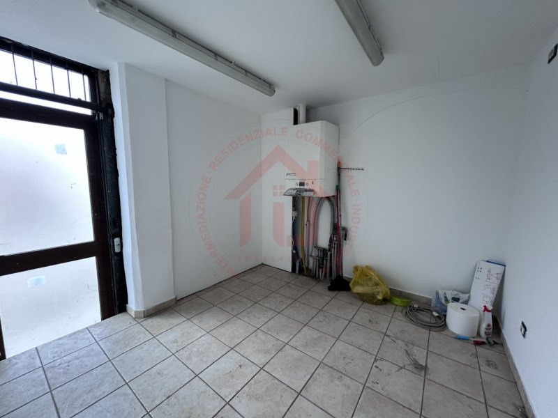 RIF: FR320 PADOVA - PONTE DI BRENTA Proponiamo in locazione locale commerciale al piano terra di ...