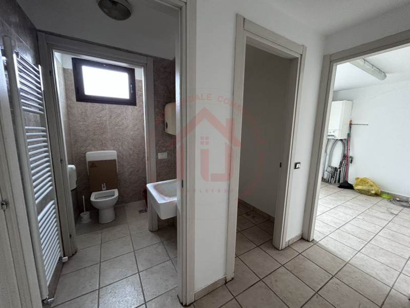 RIF: FR320 PADOVA - PONTE DI BRENTA Proponiamo in locazione locale commerciale al piano terra di ...