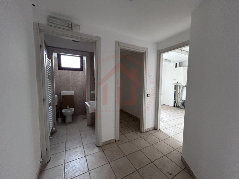 RIF: FR320 PADOVA - PONTE DI BRENTA Proponiamo in locazione locale commerciale al piano terra di ...