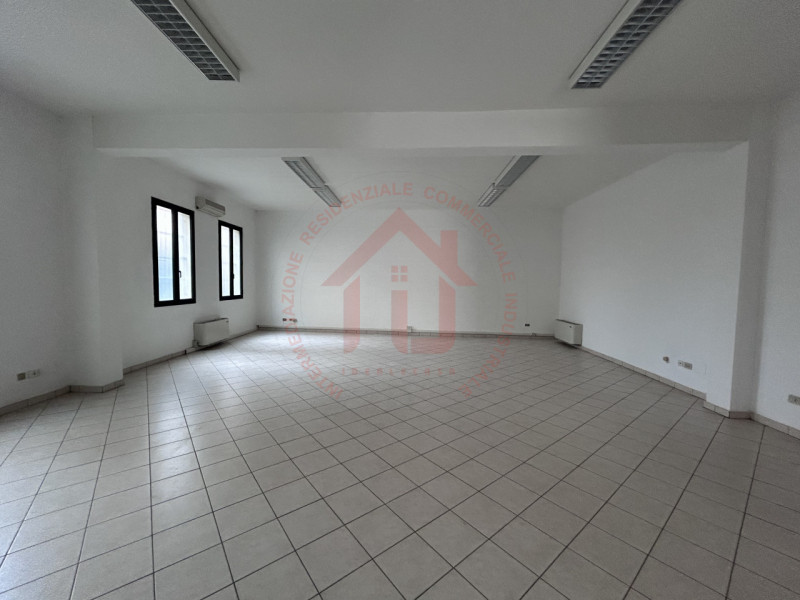 RIF: FR321 PADOVA - PONTE DI BRENTA Proponiamo in locazione locale magazzino al piano  terra di 1...