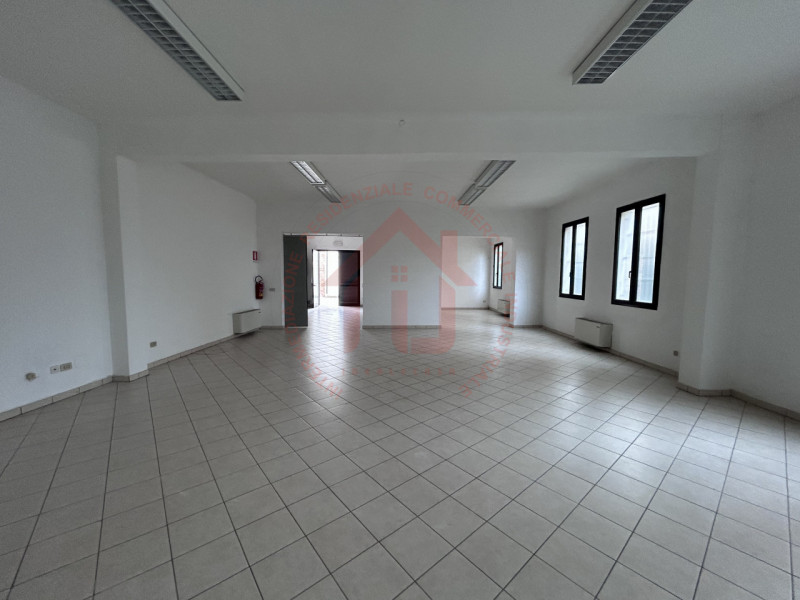 RIF: FR321 PADOVA - PONTE DI BRENTA Proponiamo in locazione locale magazzino al piano  terra di 1...