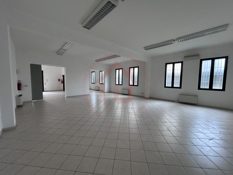 RIF: FR321 PADOVA - PONTE DI BRENTA Proponiamo in locazione locale magazzino al piano  terra di 1...