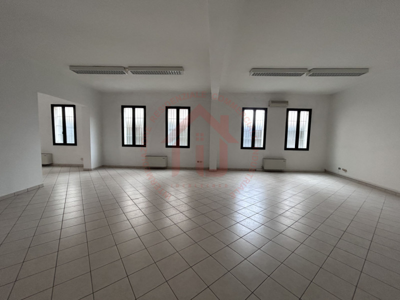 RIF: FR321 PADOVA - PONTE DI BRENTA Proponiamo in locazione locale magazzino al piano  terra di 1...