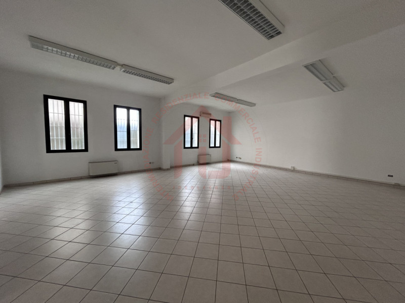 RIF: FR321 PADOVA - PONTE DI BRENTA Proponiamo in locazione locale magazzino al piano  terra di 1...