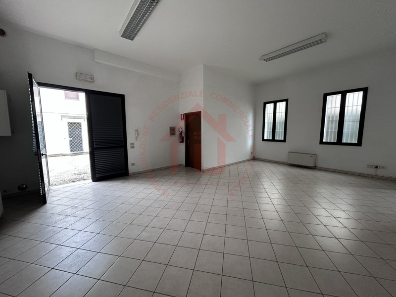 RIF: FR321 PADOVA - PONTE DI BRENTA Proponiamo in locazione locale magazzino al piano  terra di 1...