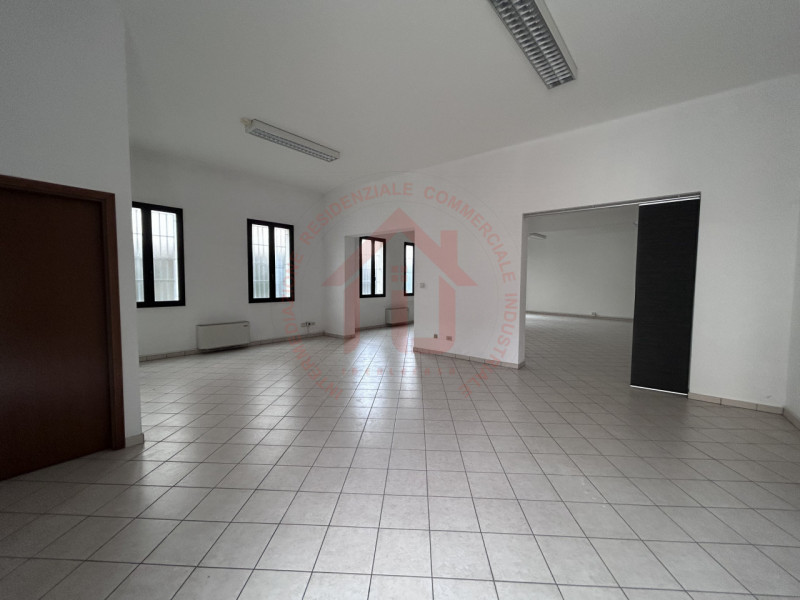 RIF: FR321 PADOVA - PONTE DI BRENTA Proponiamo in locazione locale magazzino al piano  terra di 1...