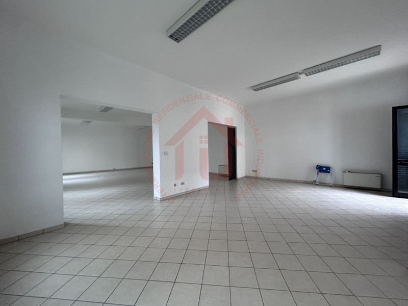 RIF: FR321 PADOVA - PONTE DI BRENTA Proponiamo in locazione locale magazzino al piano  terra di 1...