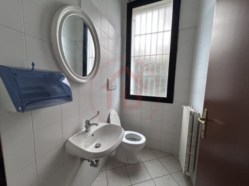 RIF: FR321 PADOVA - PONTE DI BRENTA Proponiamo in locazione locale magazzino al piano  terra di 1...