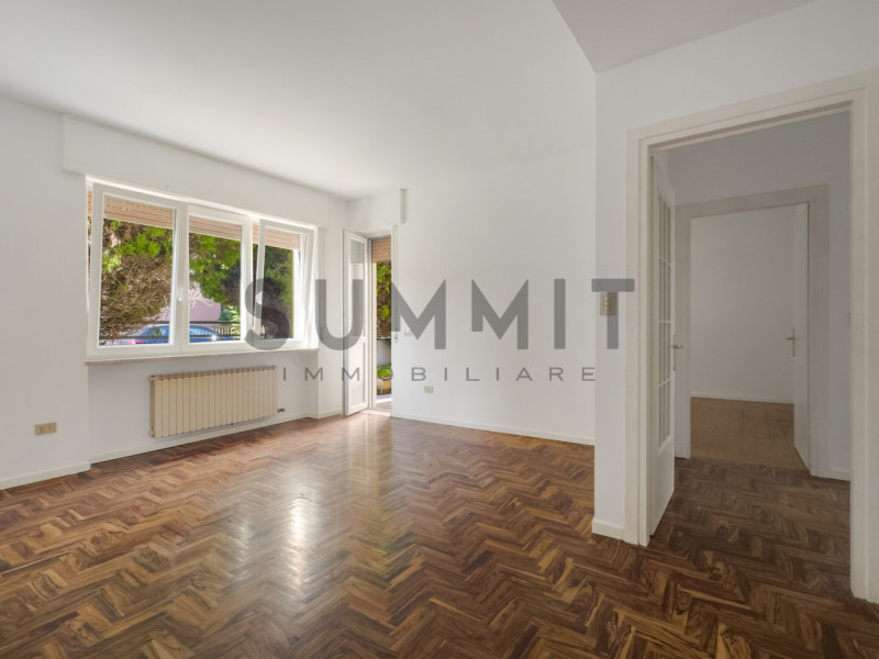 SCHIO - SS. TRINITA': In piccola palazzina di sole cinque unità proponiamo ampio BICAMERE al pian...