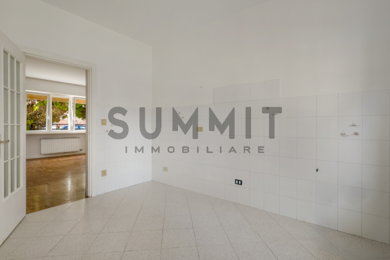 SCHIO - SS. TRINITA': In piccola palazzina di sole cinque unità proponiamo ampio BICAMERE al pian...