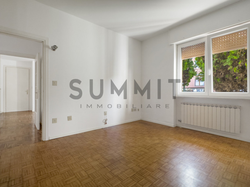 SCHIO - SS. TRINITA': In piccola palazzina di sole cinque unità proponiamo ampio BICAMERE al pian...