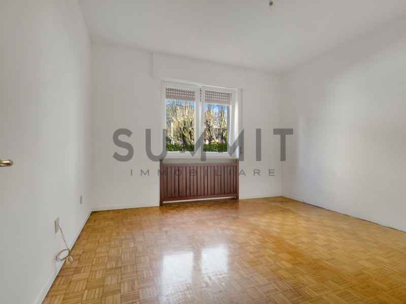 SCHIO - SS. TRINITA': In piccola palazzina di sole cinque unità proponiamo ampio BICAMERE al pian...