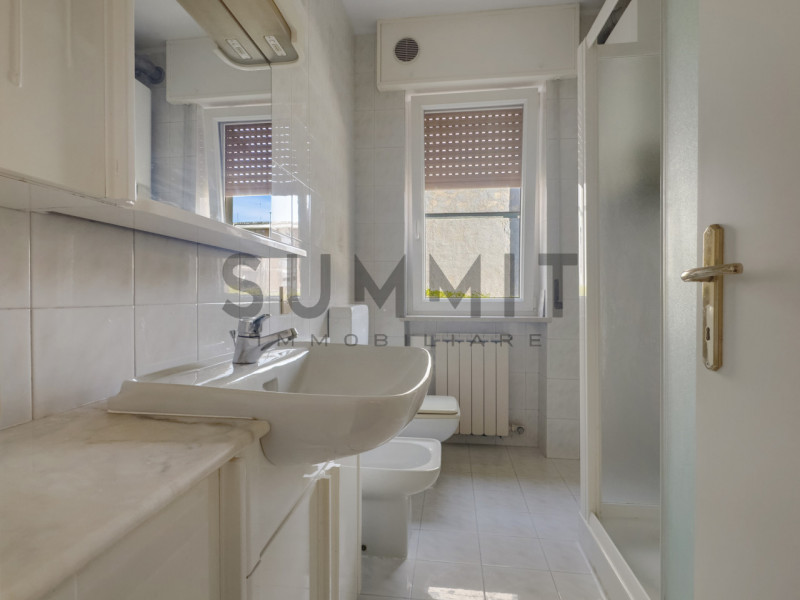 SCHIO - SS. TRINITA': In piccola palazzina di sole cinque unità proponiamo ampio BICAMERE al pian...