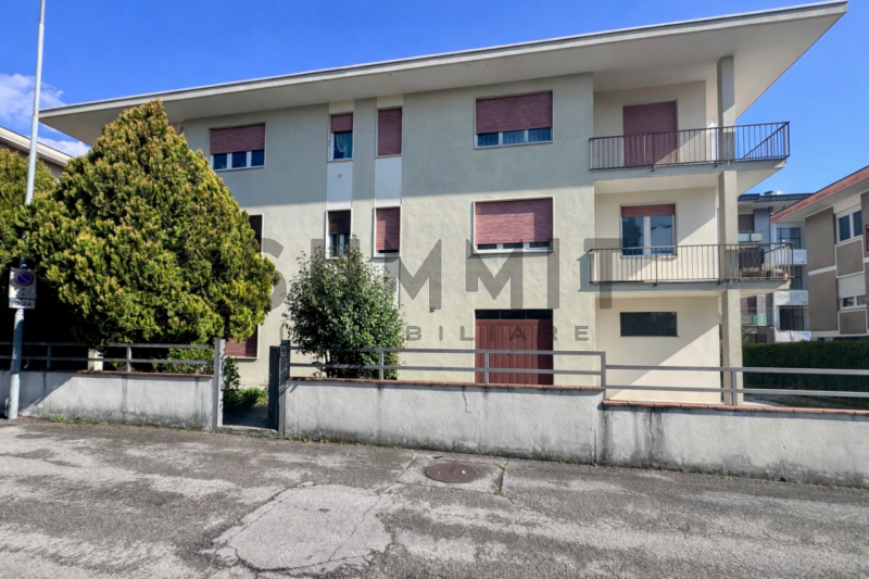 SCHIO - SS. TRINITA': In piccola palazzina di sole cinque unità proponiamo ampio BICAMERE al pian...