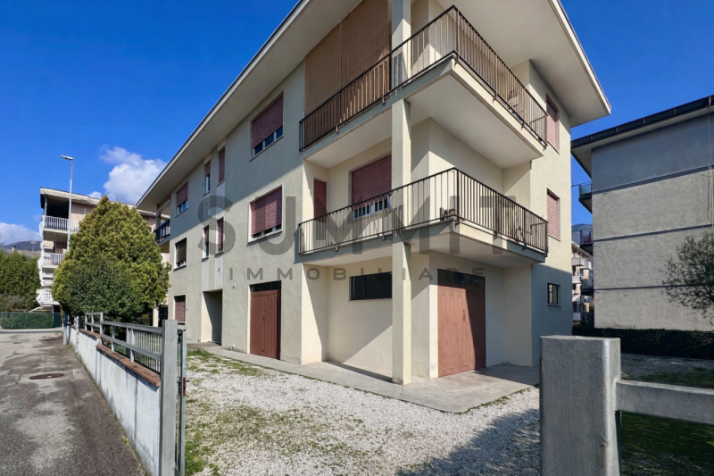 SCHIO - SS. TRINITA': In piccola palazzina di sole cinque unità proponiamo ampio BICAMERE al pian...